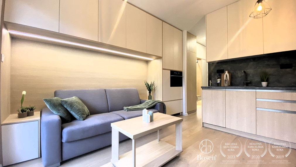 BOSEN| Garsónka s terasou a predzáhradkou