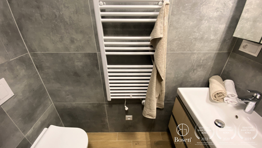 BOSEN| Garsónka s terasou a predzáhradkou