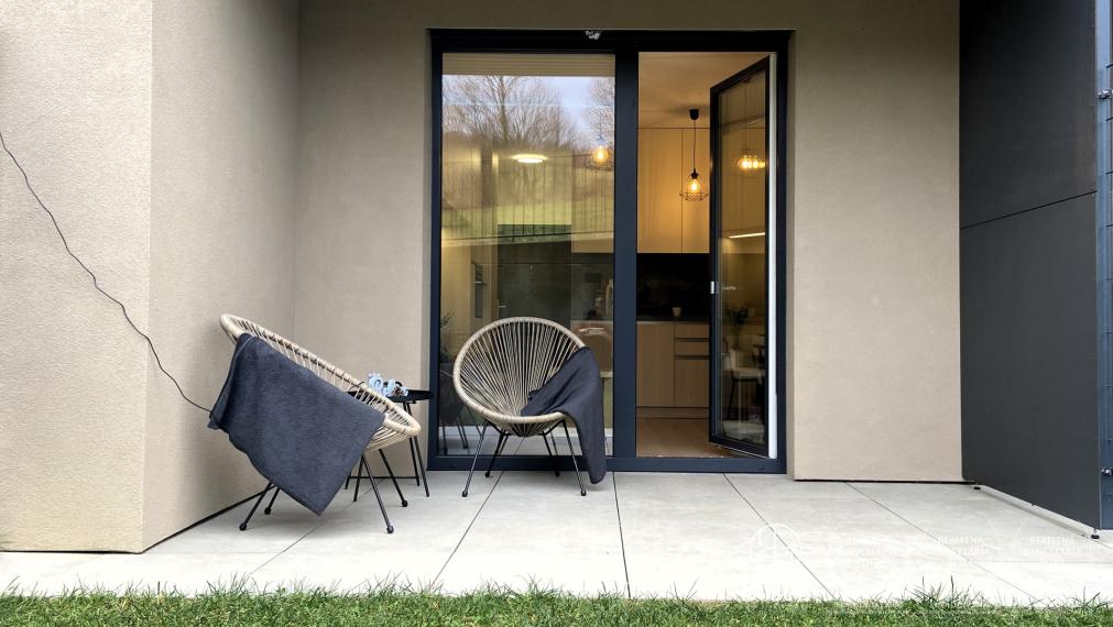 BOSEN| Garsónka s terasou a predzáhradkou