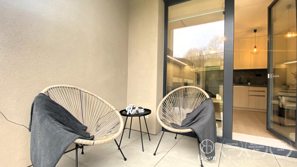 BOSEN| Garsónka s terasou a predzáhradkou