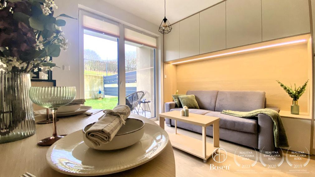 BOSEN| Garsónka s terasou a predzáhradkou