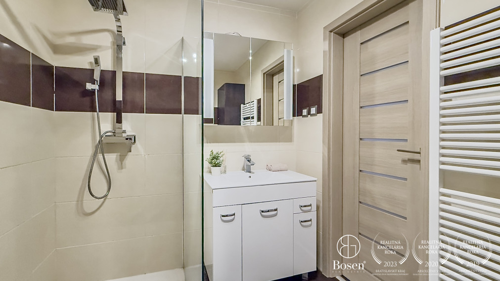 BOSEN | Zrekonštruovaný 3 izbový byt s balkónom, 85m2