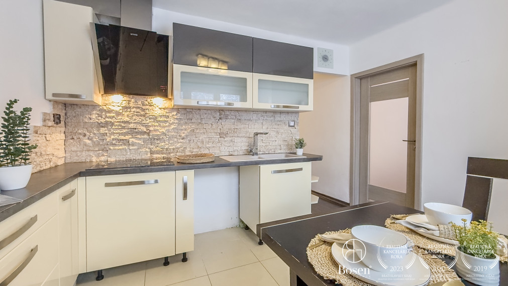 BOSEN | Zrekonštruovaný 3 izbový byt s balkónom, 85m2