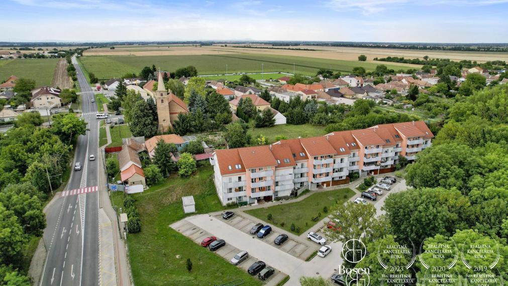 BOSEN |Útulný 3-izb. byt s balkónom a parkovaním – pokojné bývanie