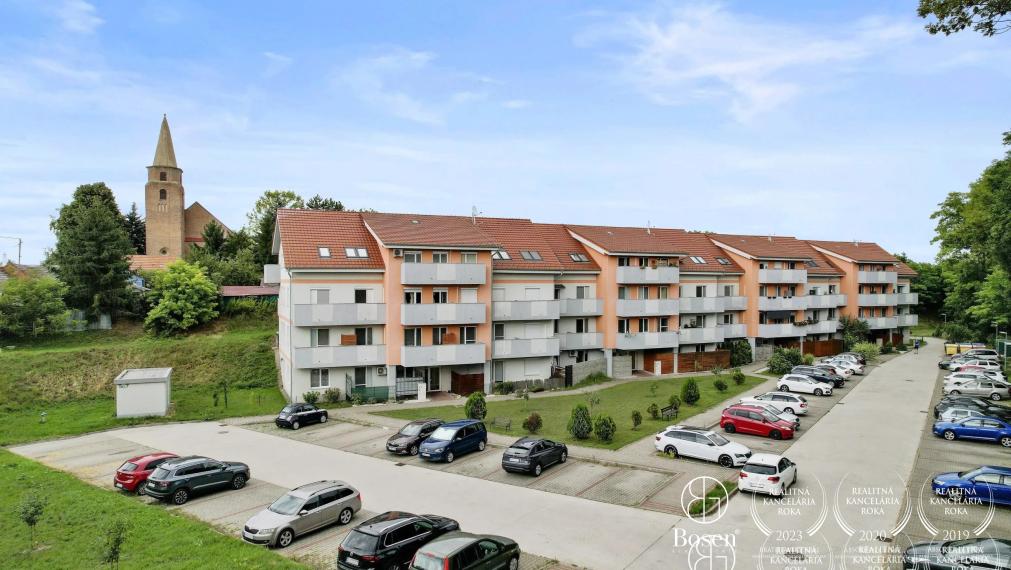BOSEN |Útulný 3-izb. byt s balkónom a parkovaním – pokojné bývanie