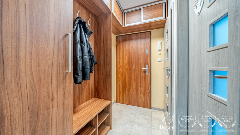 BOSEN |Útulný 3-izb. byt s balkónom a parkovaním – pokojné bývanie