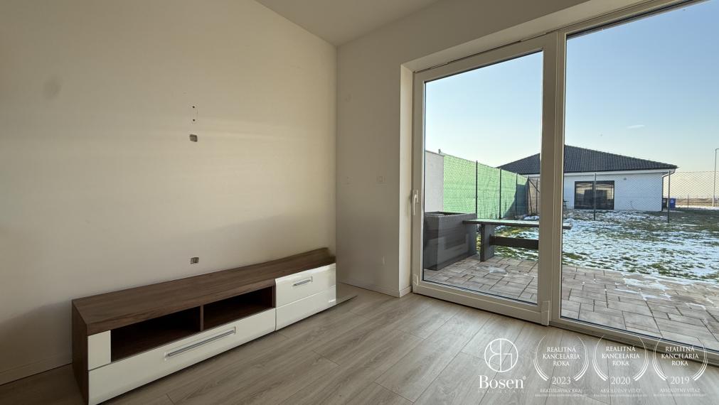 BOSEN | Zariadený trojizbový dom v novej tichej lokalite, Miloslavov, Vrbová, 425 m2