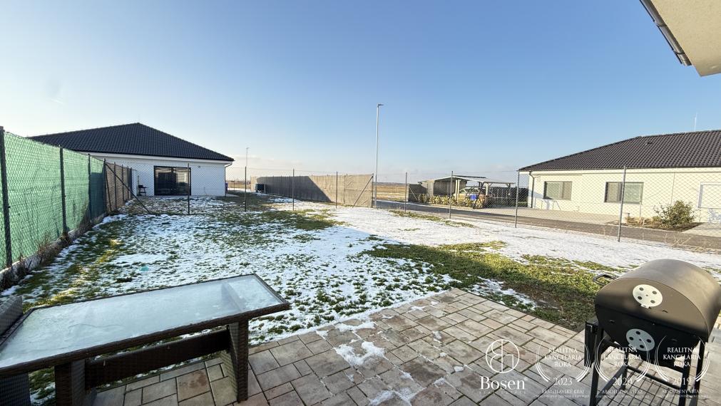 BOSEN | Zariadený trojizbový dom v novej tichej lokalite, Miloslavov, Vrbová, 425 m2