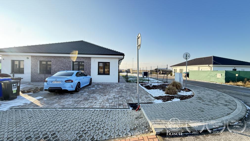 BOSEN | Zariadený trojizbový dom v novej tichej lokalite, Miloslavov, Vrbová, 425 m2