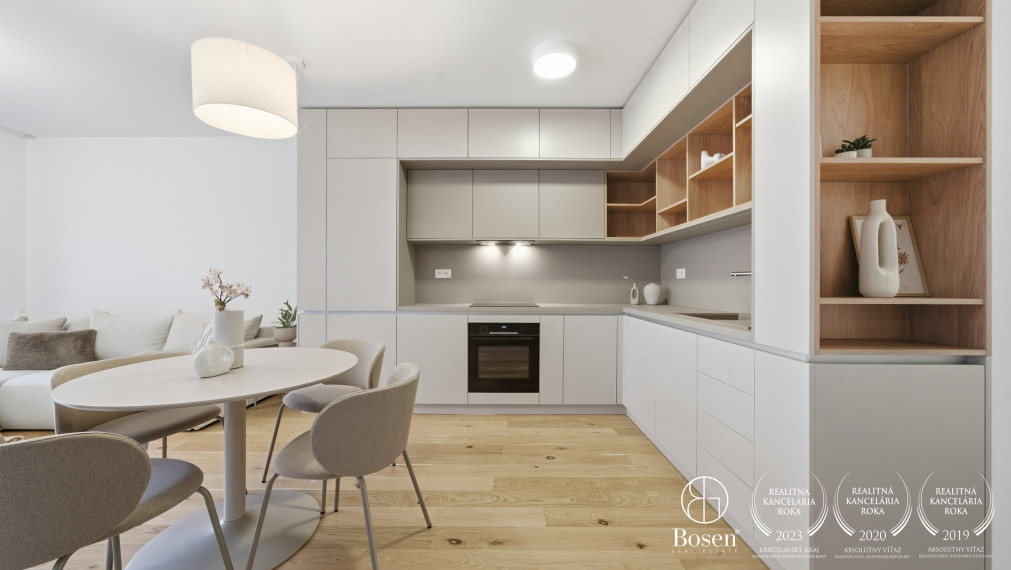 BOSEN | ZWIRN: Kompletne zariadený 3 izbový byt s parkovaním