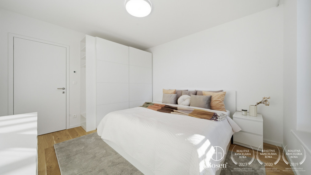 BOSEN | ZWIRN: Kompletne zariadený 3 izbový byt s parkovaním