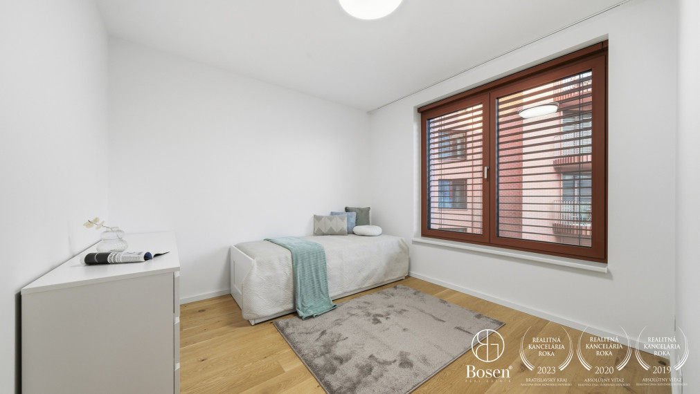 BOSEN | ZWIRN: Kompletne zariadený 3 izbový byt s parkovaním