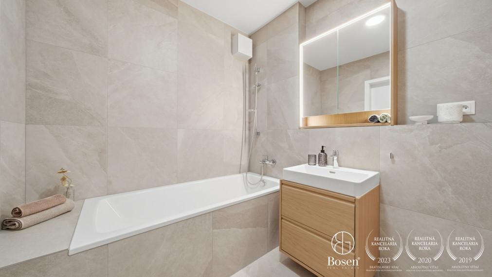 BOSEN | ZWIRN: Kompletne zariadený 3 izbový byt s parkovaním