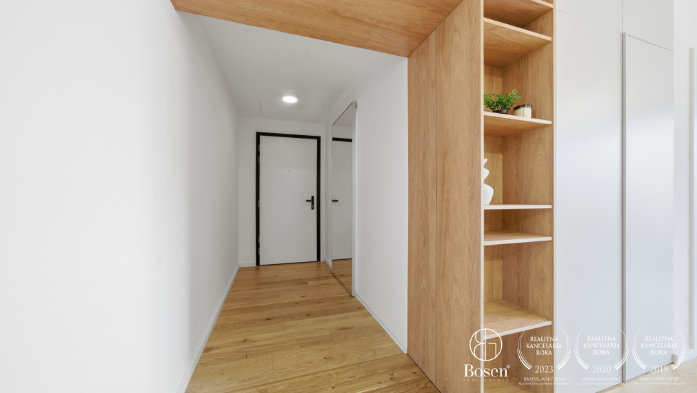 BOSEN | ZWIRN: Kompletne zariadený 3 izbový byt s parkovaním