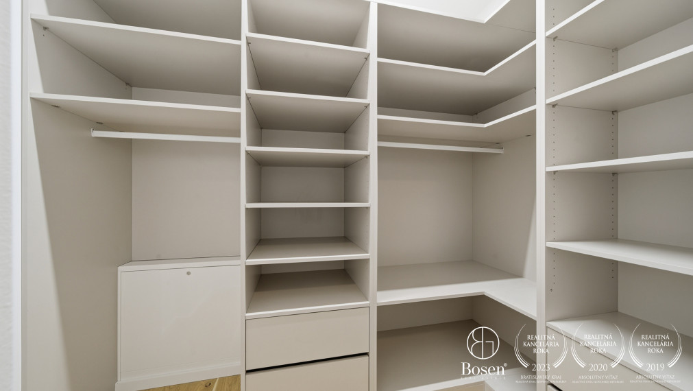 BOSEN | ZWIRN: Kompletne zariadený 3 izbový byt s parkovaním