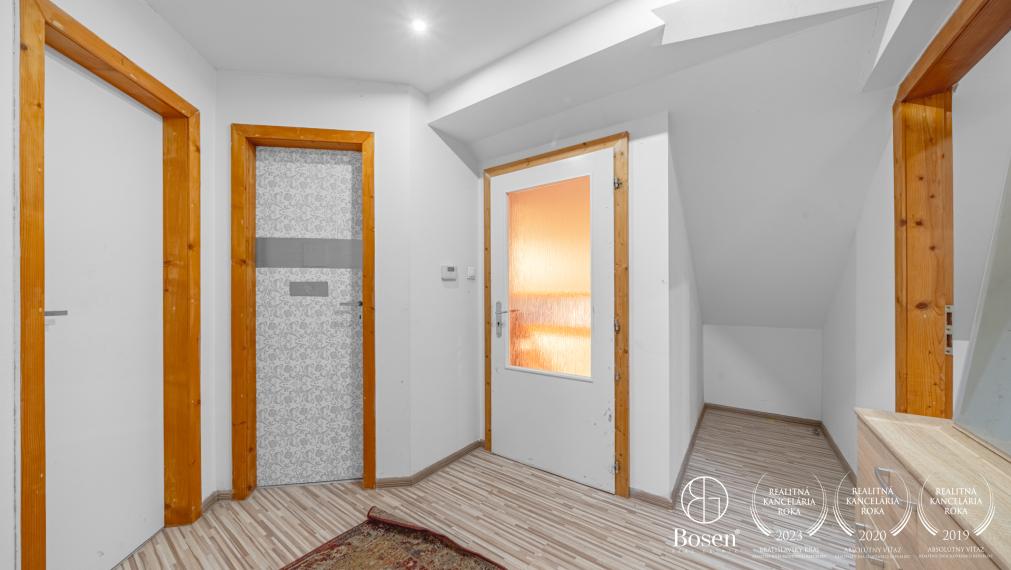 BOSEN | Exkluzívne: Obchodný priestor a 4-izbový byt pod jednou strechou – Opoj