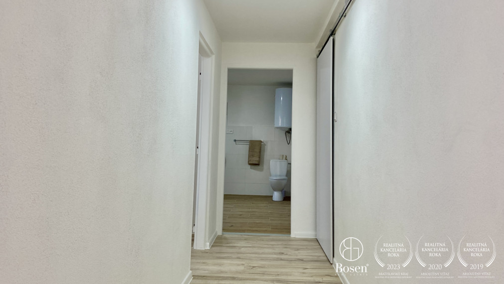 BOSEN| Veľkometrážny 2 izbový byt s vlastnou predzáhradkou