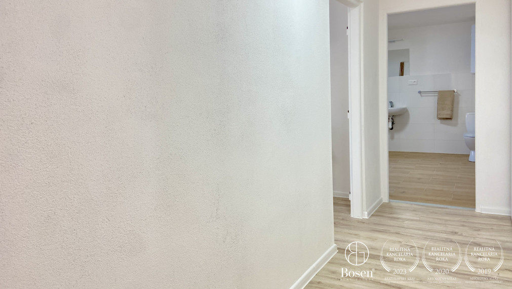 BOSEN| Veľkometrážny 2 izbový byt s vlastnou predzáhradkou