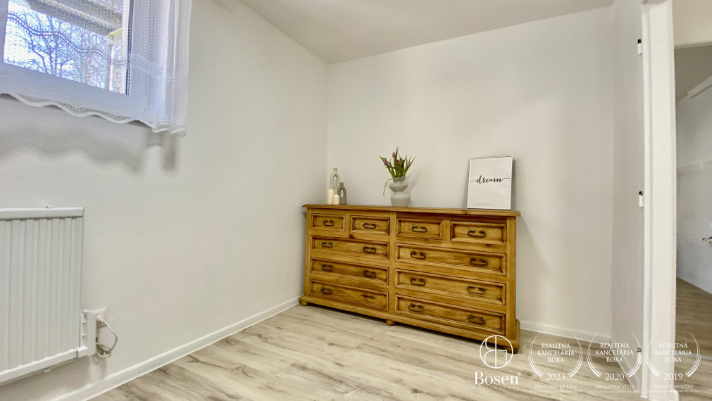 BOSEN| Veľkometrážny 2 izbový byt s vlastnou predzáhradkou