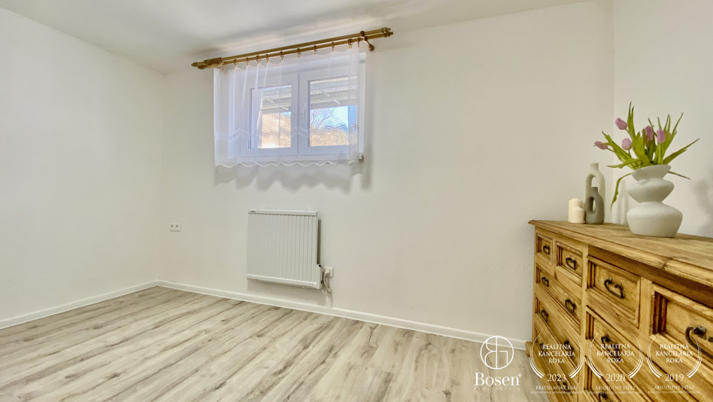 BOSEN| Veľkometrážny 2 izbový byt s vlastnou predzáhradkou