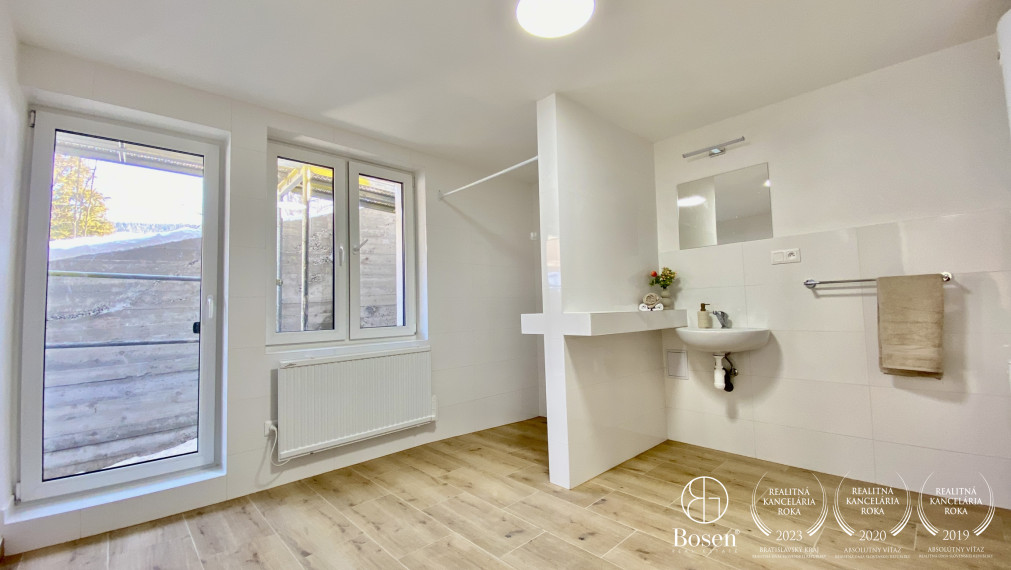 BOSEN| Veľkometrážny 2 izbový byt s vlastnou predzáhradkou
