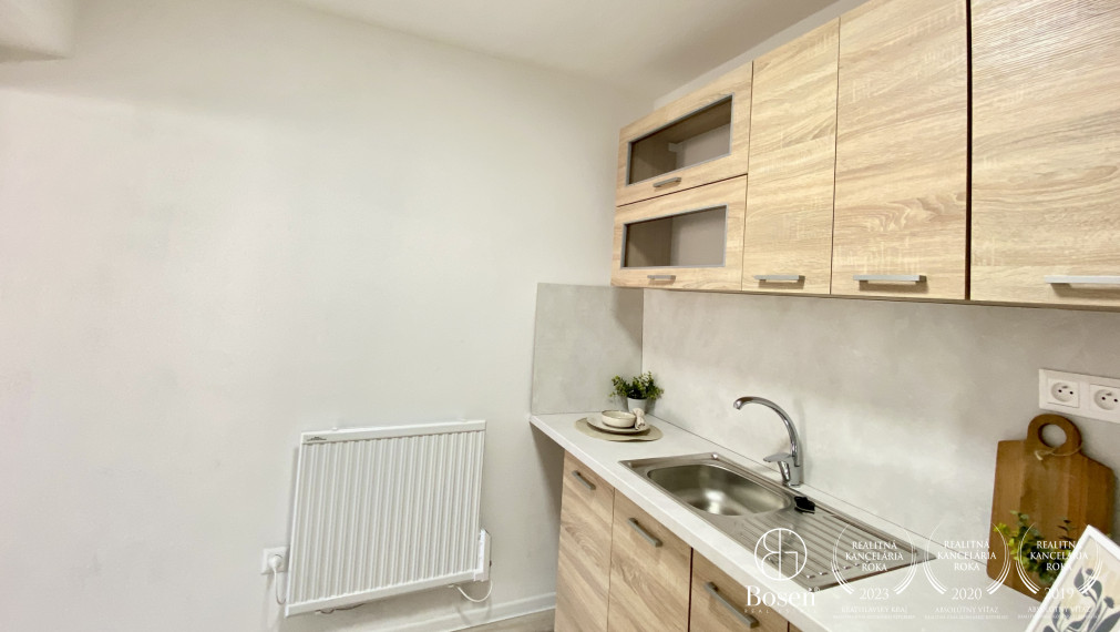 BOSEN| Veľkometrážny 2 izbový byt s vlastnou predzáhradkou