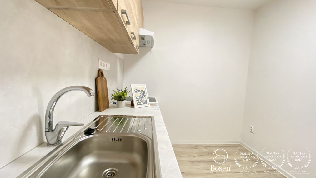 BOSEN| Veľkometrážny 2 izbový byt s vlastnou predzáhradkou