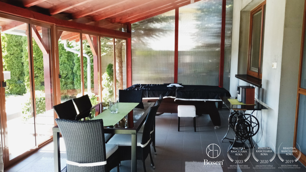 BOSEN | Veľkoryso riešený 5 izbový rodinný dom s bazénom