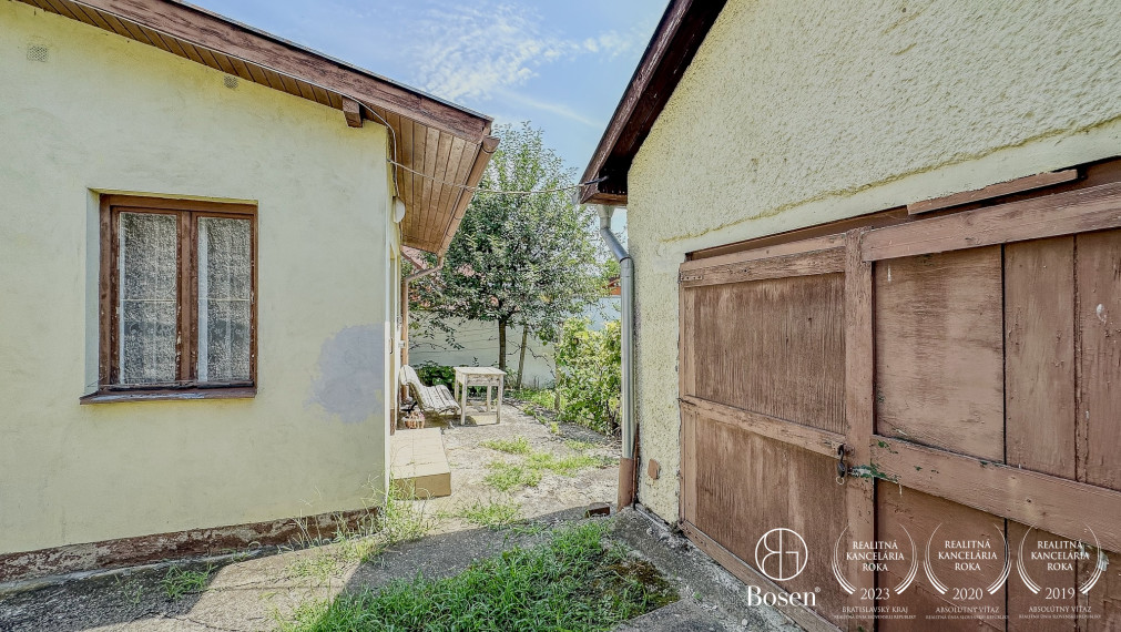 BOSEN | 2 izbový, rodinný dom s garážou.