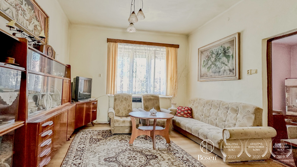 BOSEN | 2 izbový, rodinný dom s garážou.