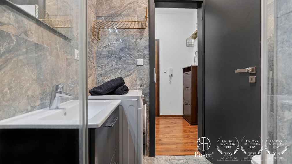 BOSEN | Na predaj zariadený 2i byt s parkovacím miestom