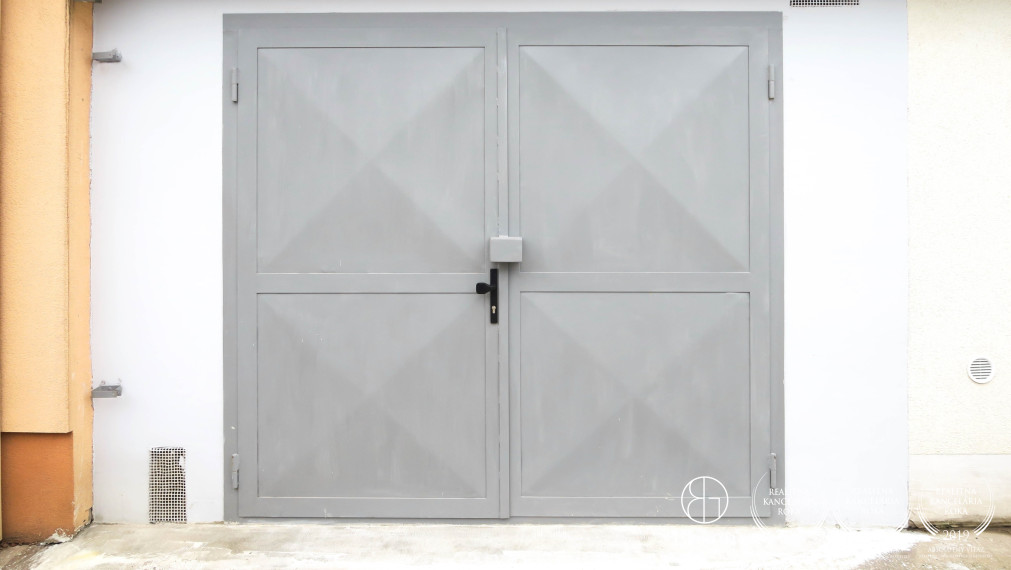 BOSEN | Praktická garáž pri OMV s priestorom na pivnicu