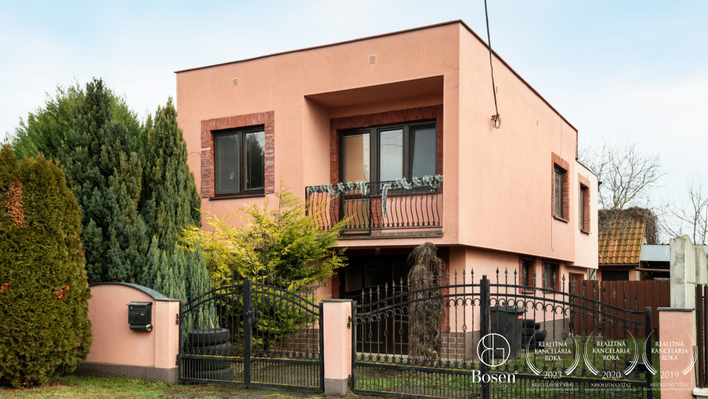 BOSEN | Veľký dvojpodlažný RD s terasou a garážami, Trhová Hradská