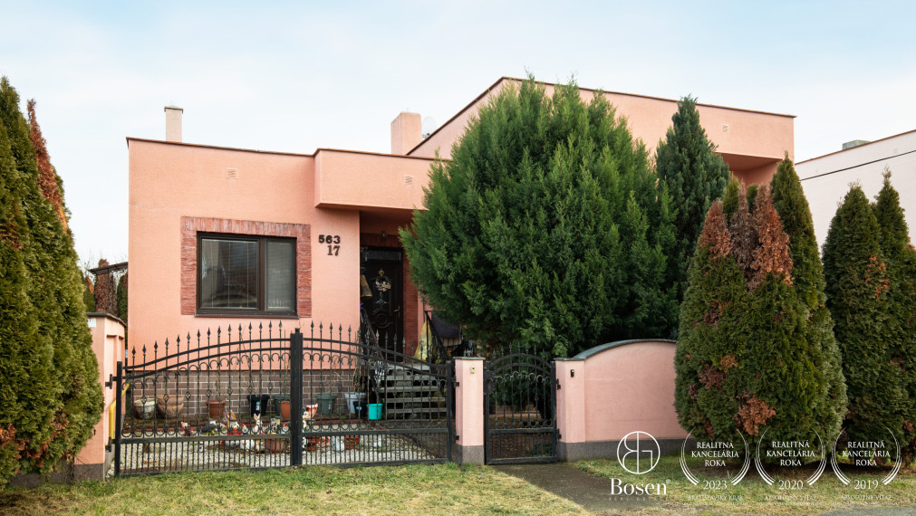 BOSEN | Veľký dvojpodlažný RD s terasou a garážami, Trhová Hradská