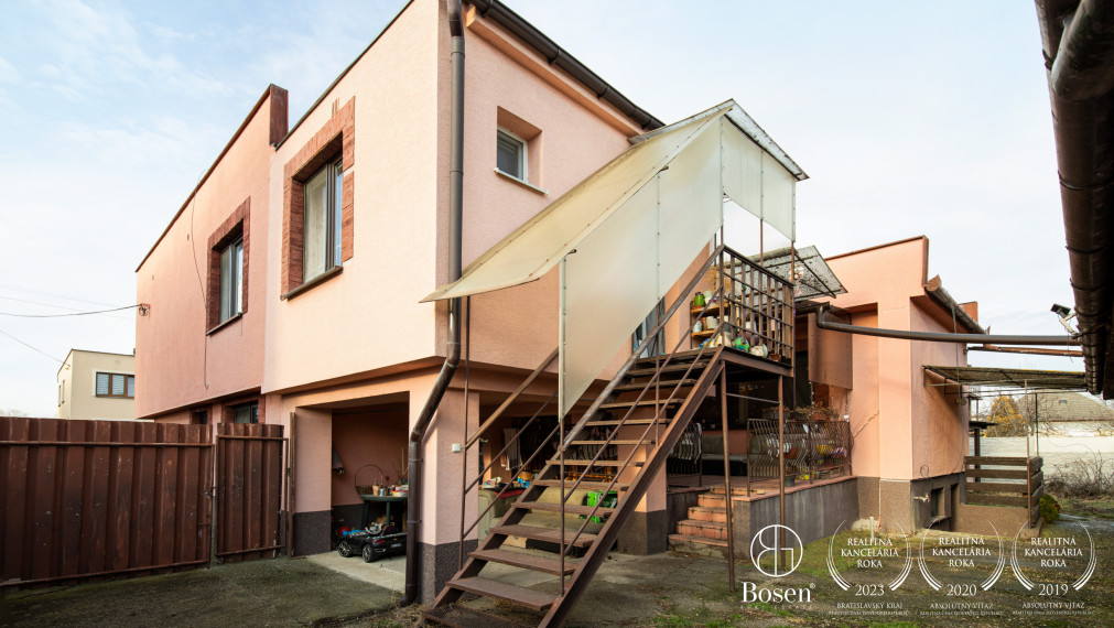 BOSEN | Veľký dvojpodlažný RD s terasou a garážami, Trhová Hradská