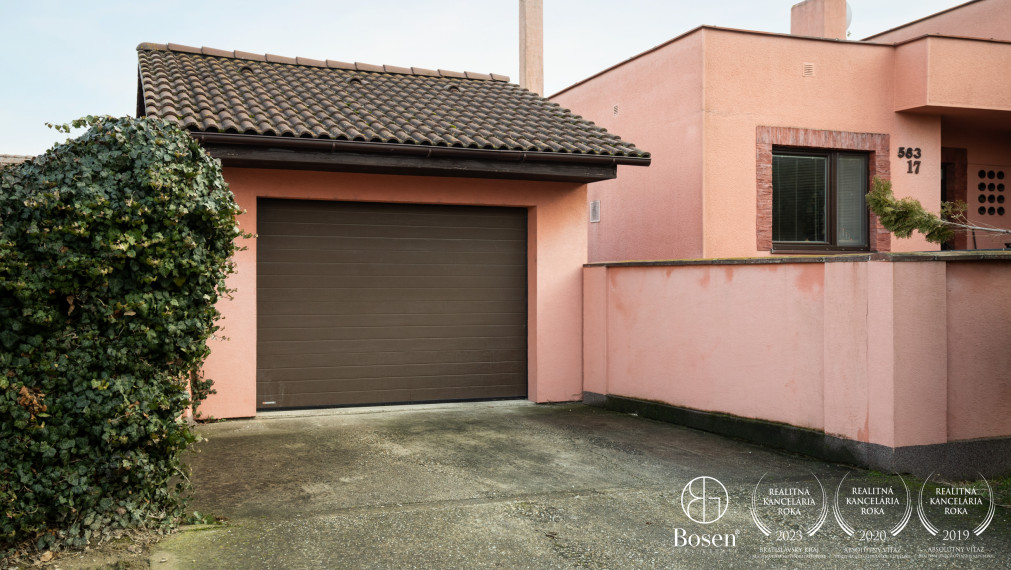 BOSEN | Veľký dvojpodlažný RD s terasou a garážami, Trhová Hradská