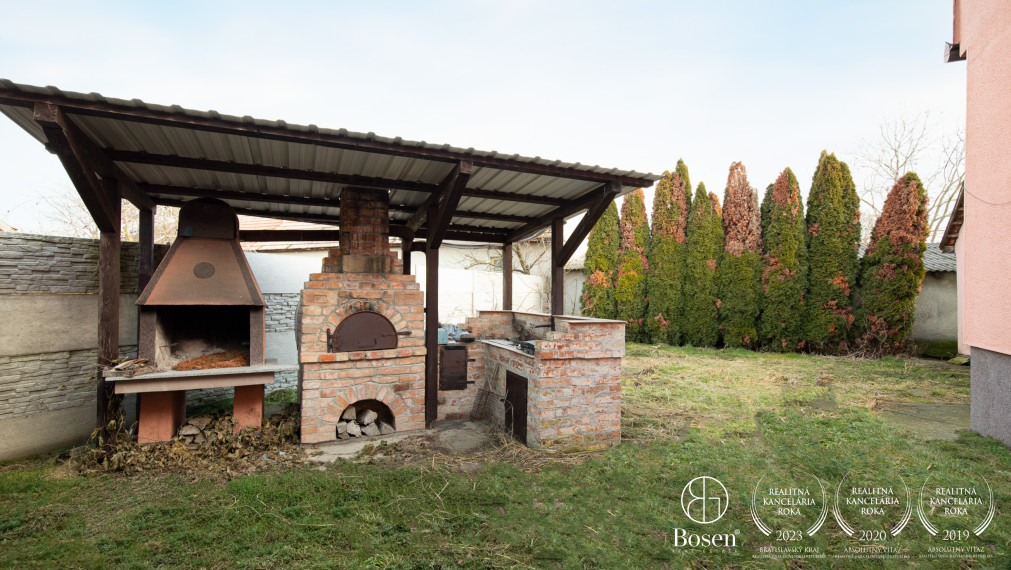 BOSEN | Veľký dvojpodlažný RD s terasou a garážami, Trhová Hradská