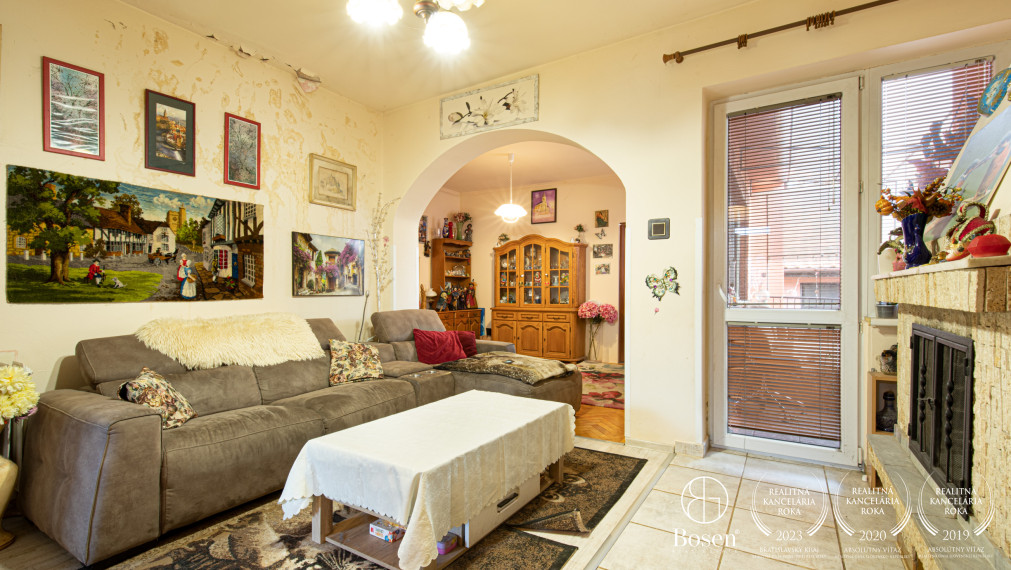 BOSEN | Veľký dvojpodlažný RD s terasou a garážami, Trhová Hradská