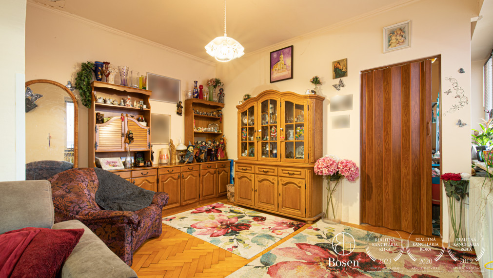 BOSEN | Veľký dvojpodlažný RD s terasou a garážami, Trhová Hradská