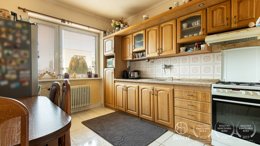 BOSEN | Veľký dvojpodlažný RD s terasou a garážami, Trhová Hradská