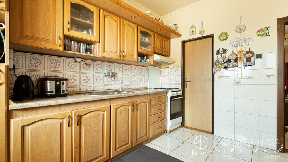 BOSEN | Veľký dvojpodlažný RD s terasou a garážami, Trhová Hradská