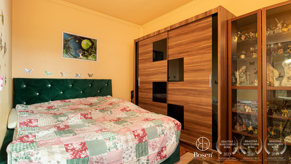 BOSEN | Veľký dvojpodlažný RD s terasou a garážami, Trhová Hradská