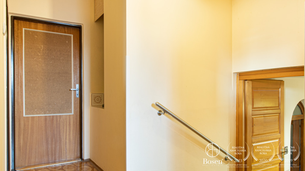 BOSEN | Veľký dvojpodlažný RD s terasou a garážami, Trhová Hradská