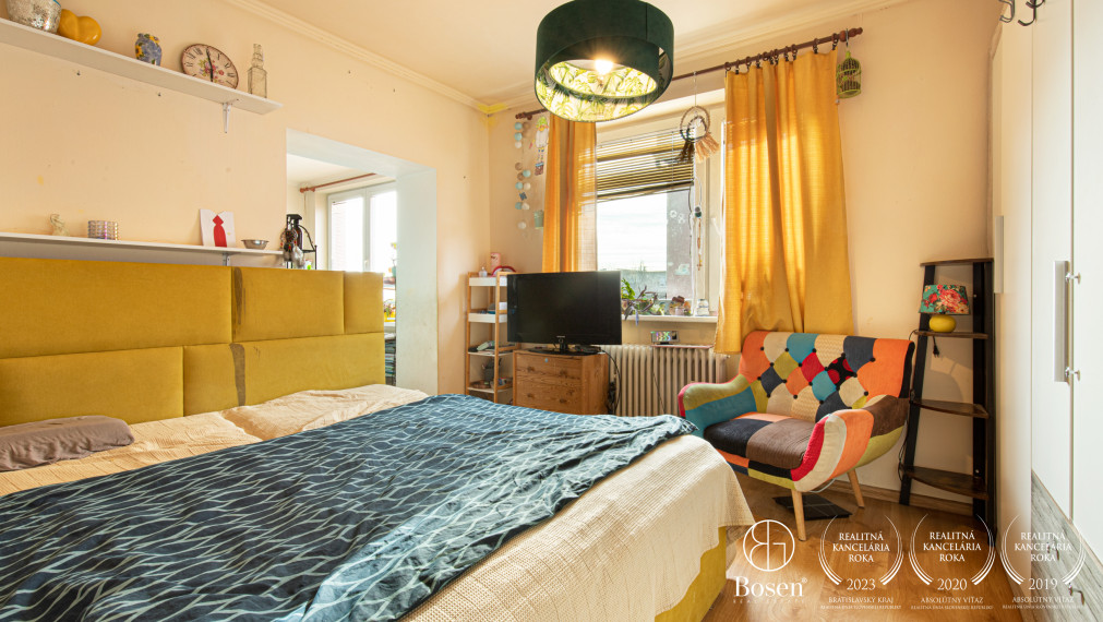 BOSEN | Veľký dvojpodlažný RD s terasou a garážami, Trhová Hradská