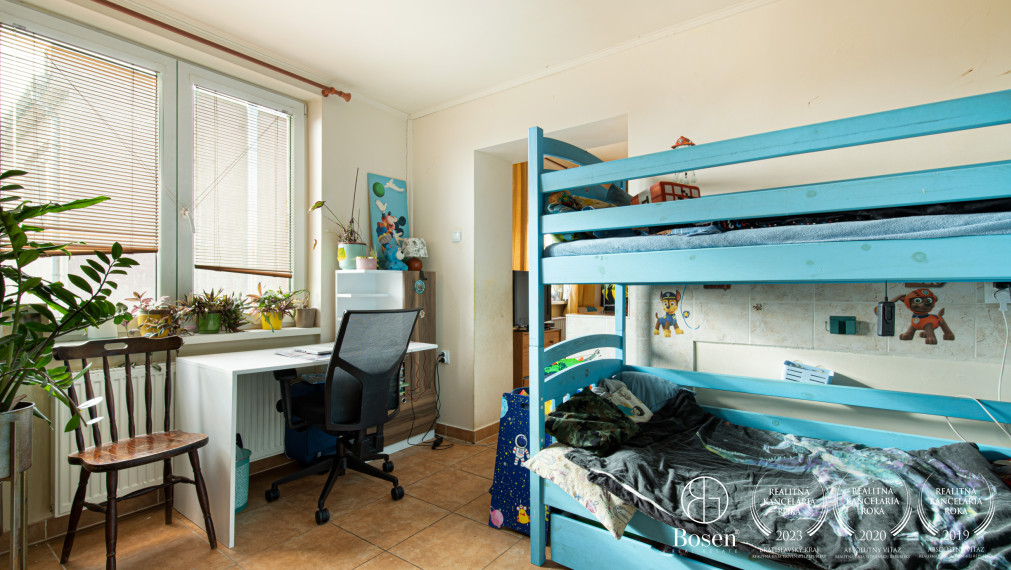 BOSEN | Veľký dvojpodlažný RD s terasou a garážami, Trhová Hradská