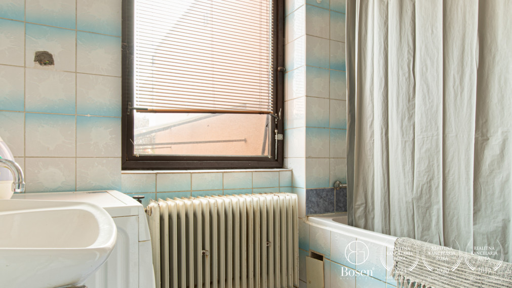 BOSEN | Veľký dvojpodlažný RD s terasou a garážami, Trhová Hradská