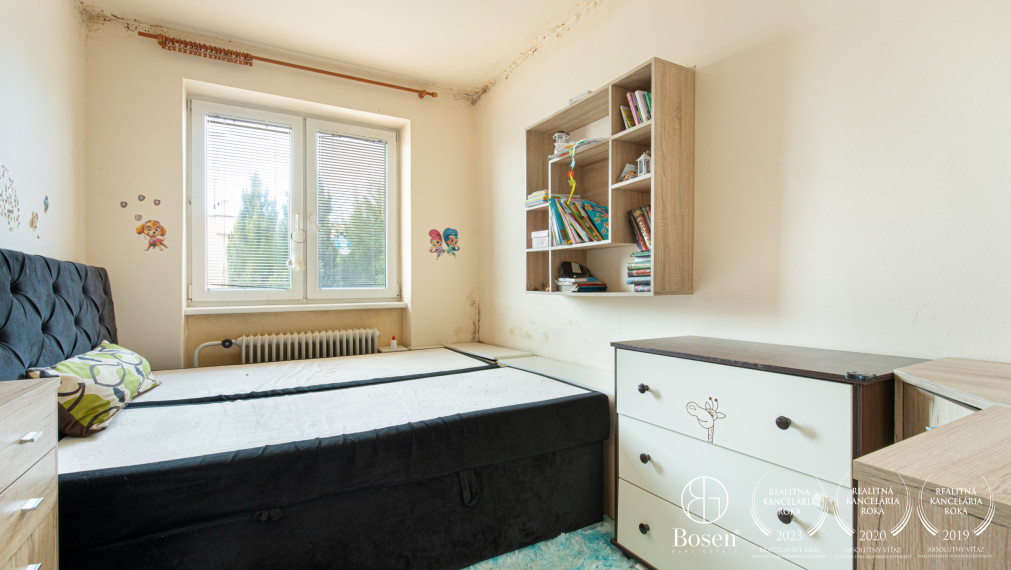 BOSEN | Veľký dvojpodlažný RD s terasou a garážami, Trhová Hradská