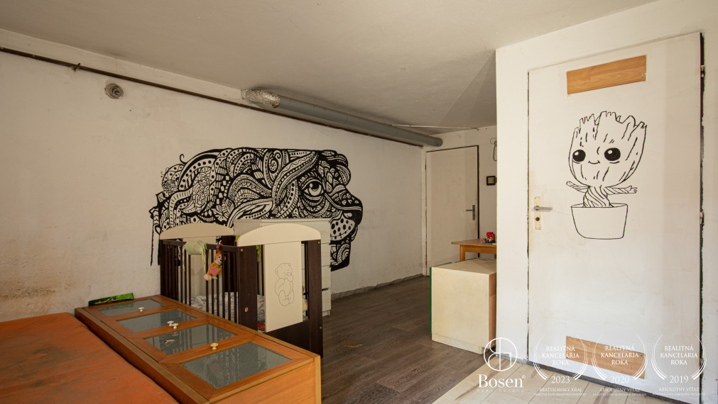 BOSEN | Veľký dvojpodlažný RD s terasou a garážami, Trhová Hradská