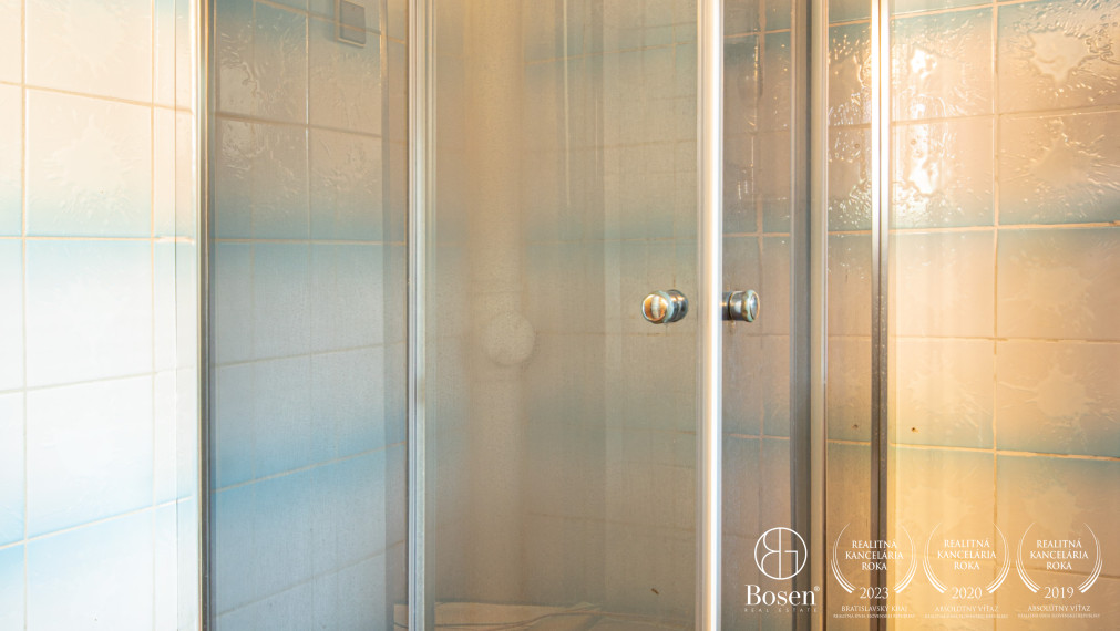 BOSEN | Veľký dvojpodlažný RD s terasou a garážami, Trhová Hradská