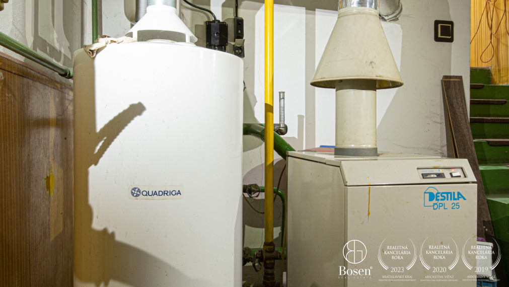 BOSEN | Veľký dvojpodlažný RD s terasou a garážami, Trhová Hradská